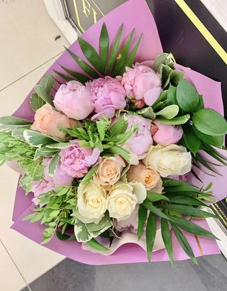 Buchet cu bujori si trandafiri b235