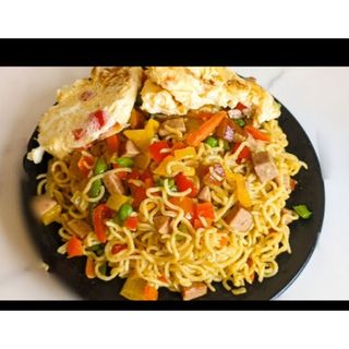 Garnished noodles with egg