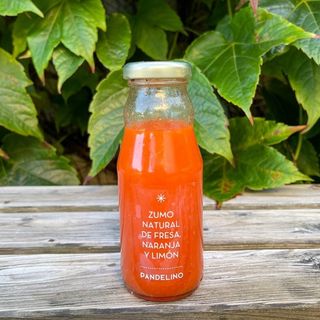 Zumo natural de fresa, naranja y limón