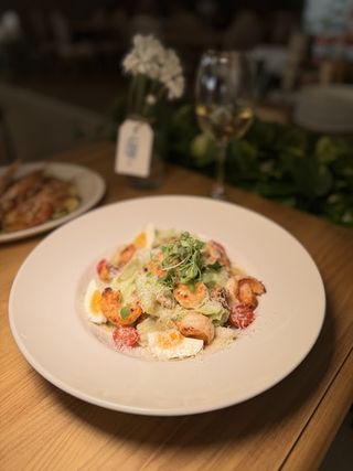 Ensalada caliente con gambas y parmesano 24 meses