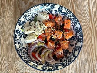 ГРЕЦЬКИЙ З ЛОСОСЕМ (220g)