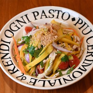 Ensalada de pollo y mango