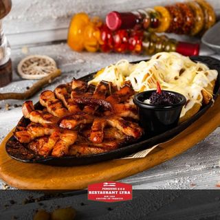 Ceafă de porc țigănească și cartofi lyra