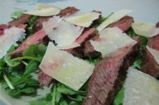 Tagliata di manzo con rucola, scaglie di grana e pomodorini
