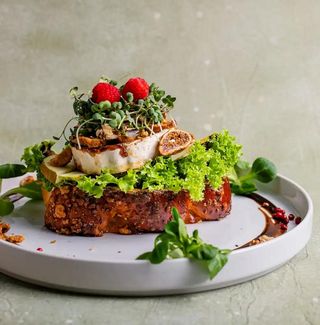 chałka z gruszką i kozim serem