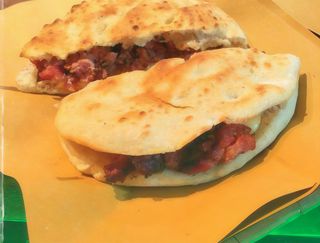 Focaccia con salsiccia, provola affumicata e tartufo