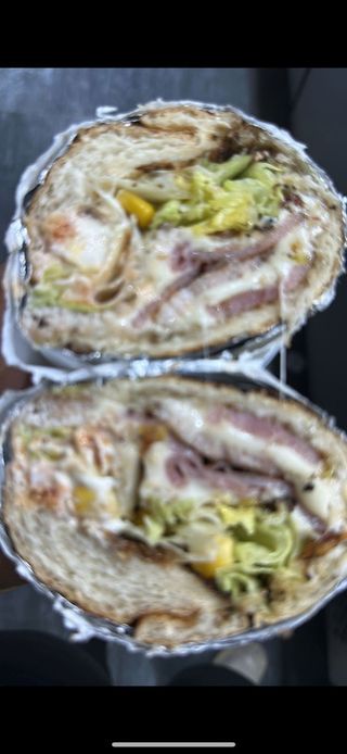 Panino con hamburger, uova, cheddar e insalata