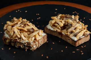 Брускета з копченою куркою су-від і кремом васабі (150г)