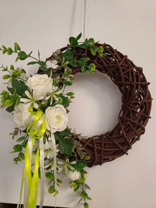 Wianek na podkładzie wiklinowym z białymi kwiatami