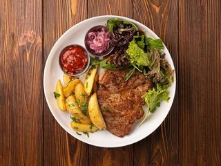 Стейк зі свинини з соусом сальса та картоплею по-селянськи (400g)