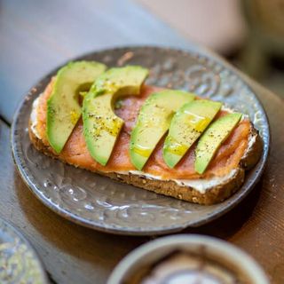 Tosta con salmón ahumado noruego 