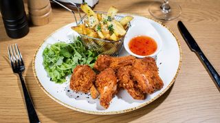 Aripioare crocante cu sos sweet chilly