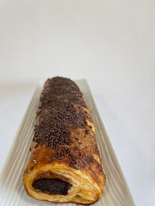 Caña de hojaldre rellena de chocolate 