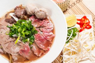 P4 Phở Bò Tái Chín - manzo scottato e brasato