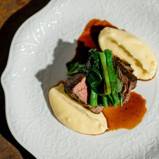 Филе Миньон с картофельным пюре и перечным соусом