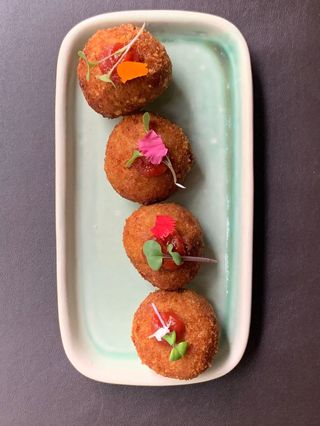 Croquetas de puerro, nueces y gorgonzola con chutney de tomate