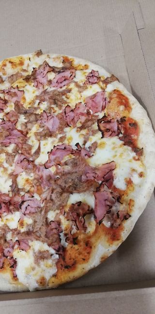 Pizza Prosciuto Tonno 33