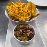 Patatas fritas y carne con chile picante 