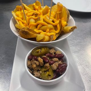 NEW:  Patatas fritas com salsa Ranchera y Bacon