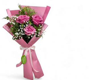 3 roze ruže u buketu