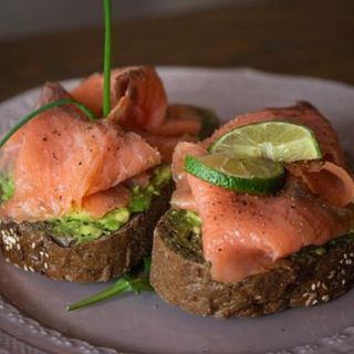 Avocado toast salmone