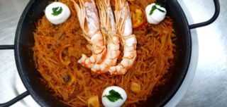 Fideuá Marinera con gamba, sepia, mejillón y alioli 