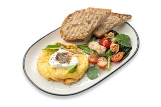 Омлет с креветками, шпинатом и черри