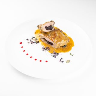 Teleći odrezak punjen suhim šljivama u umaku od šljivovice