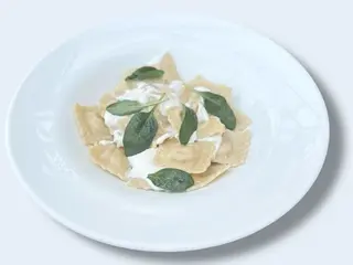 Равіолі з білою рибою та куркою у вершковому соусі (200g)