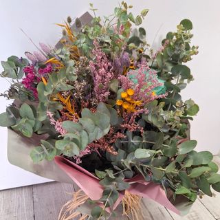 Ramo Flor variada y Eucalipto Seco