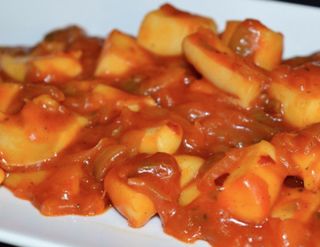 55. Sepia con salsa curry rojo (picante)