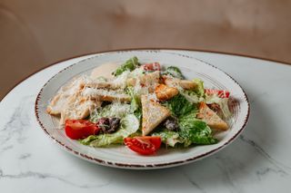 Цезар з куркою та анчоусами