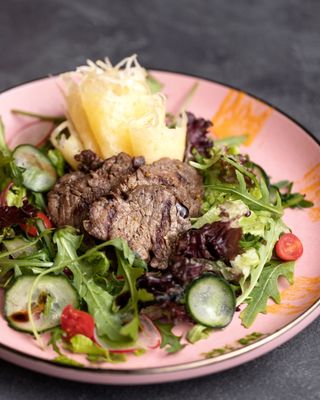 Теплый салат с телятиной