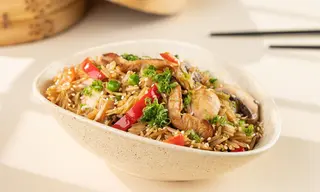 ბრინჯი ქათმით და ტკბილ ცხარე სოუსით/Fried rice with Chicken with sweet-spicy sauce