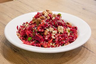 Салата с червено цвекло и киноа