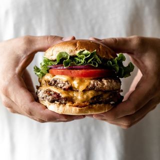 ДВОЕН ЧИЙЗБУРГЕР