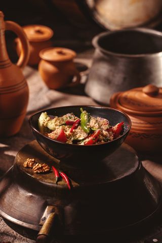 კიტრი-პომიდვრის სალათი ნიგვზით