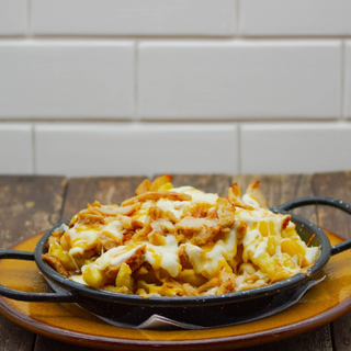 Patatas Kebab Queso, Cebolla Crujiente, Salsa BBQ y Mostaza