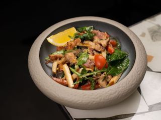 ТЕПЛИЙ САЛАТ З КУРКОЮ ТА БЕКОНОМ (400g)