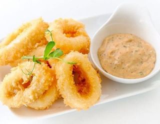 Кільця кальмара з спайсі соусом (120/30г)