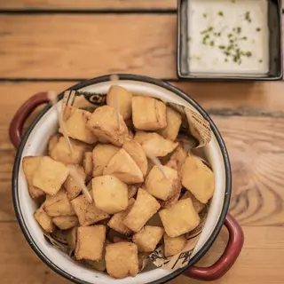 Las Bravas del Bella con salsa de queso