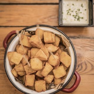 Las Bravas del Bella con salsa de queso