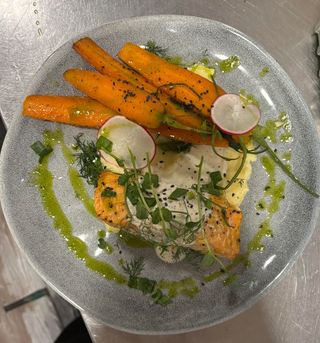 Pieczony łosoś w maśle cytrynowym