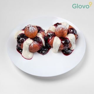 Papanași cu smântână și gem