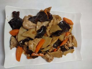 Свинско с бамбук и черни гъби (700г)