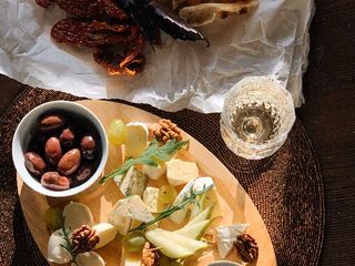 Сыры с трюфельным мёдом, хрустящей фокачча, вялеными томатами (450гр)