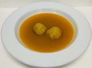 Consomé con pelotas