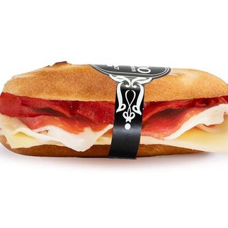 68. Jamón Gran Reserva, pimiento rojo y queso madurado