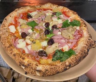 Capricciosa pomodoro mozzarella prosciutto funghi e carciofi 