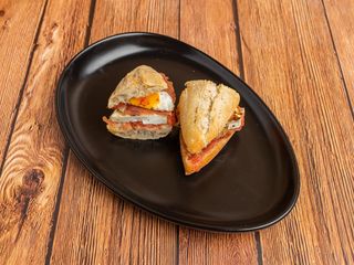 Jamón Serrano, Queso Fresco, Huevo De Codorniz Y Tomate